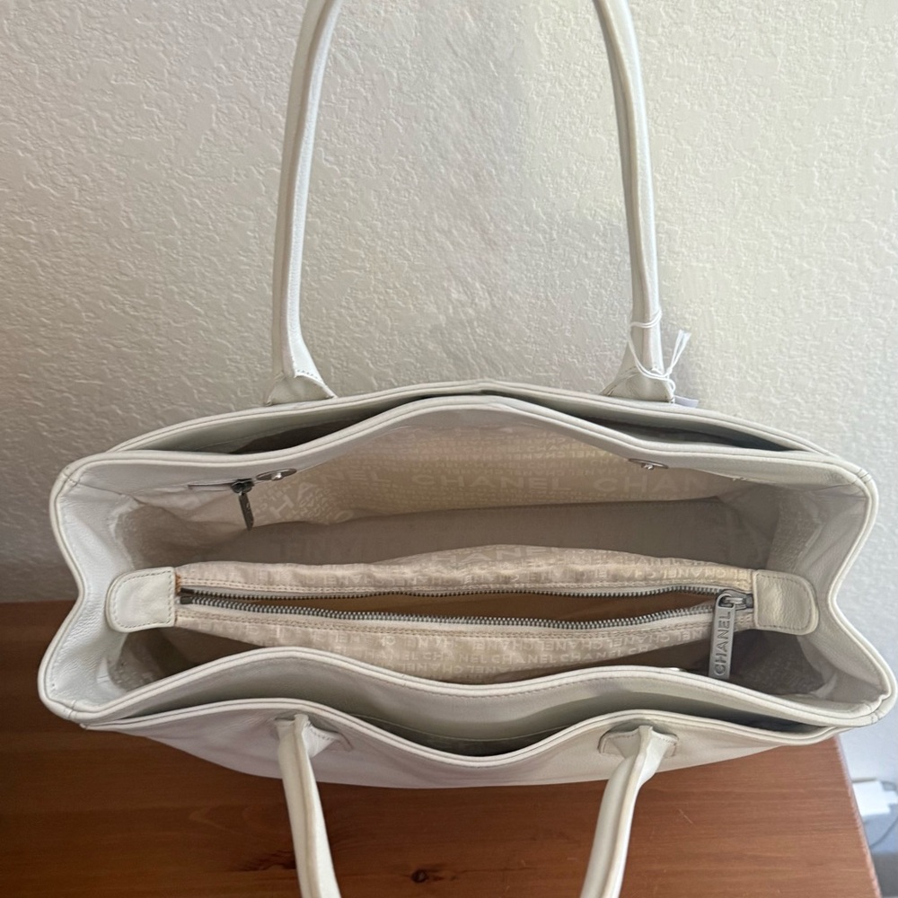 CHANEL 2.55 Off White Cerf Executive Caviar Leather Handbag-Large Tote - Picture 5 of 15